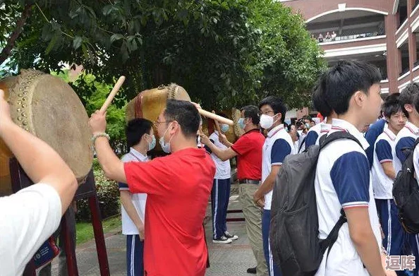 老师黑色双开真班主任丝旗袍的独特魅力与风格，展现了传统服饰在现代教育环境中的优雅融合