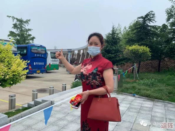 老师黑色双开真班主任丝旗袍的独特魅力与风格，展现了传统服饰在现代教育环境中的优雅融合