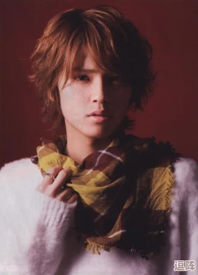 调菊花眼再放生姜！某男星被曝光与多名女星绯闻缠身，内幕揭秘惊人