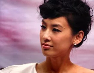 调菊花眼再放生姜！某男星被曝光与多名女星绯闻缠身，内幕揭秘惊人