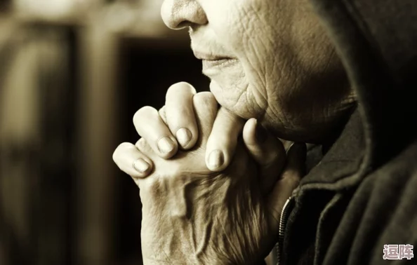 电梯里老人活春宫:探讨社会对老年人性需求的忽视与文化偏见的影响及其心理健康的重要性 电梯里老人活春宫:探讨社会对老年人性需求的忽视与文化偏见的影响及其心理健康的重要性