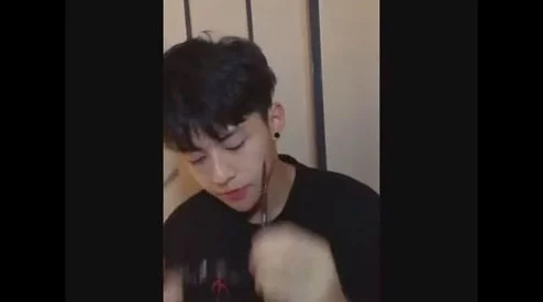 在KTV里被弄到了高潮好爽，这种体验让人感受到音乐与情感的完美结合，令人难以忘怀