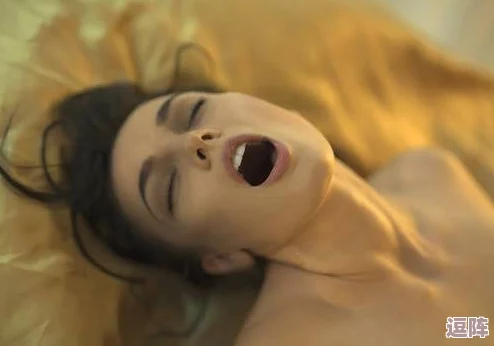 在KTV里被弄到了高潮好爽，这种体验让人感受到音乐与情感的完美结合，令人难以忘怀