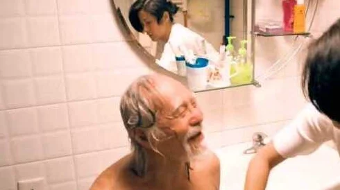 骚年与老头在卫生间互摸，目击者惊呼：现场情景让人匪夷所思，真相令人不可思议！