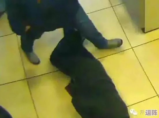 骚年与老头在卫生间互摸，目击者惊呼：现场情景让人匪夷所思，真相令人不可思议！