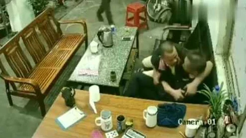 骚年与老头在卫生间互摸，目击者惊呼：现场情景让人匪夷所思，真相令人不可思议！