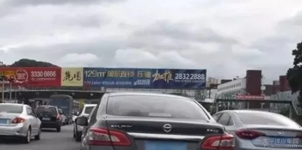 震惊！啊轻点----大巴太粗太长了，竟导致路口拥堵严重，司机无奈求助！