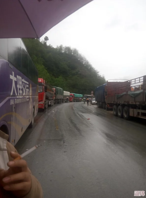 震惊！啊轻点----大巴太粗太长了，竟导致路口拥堵严重，司机无奈求助！