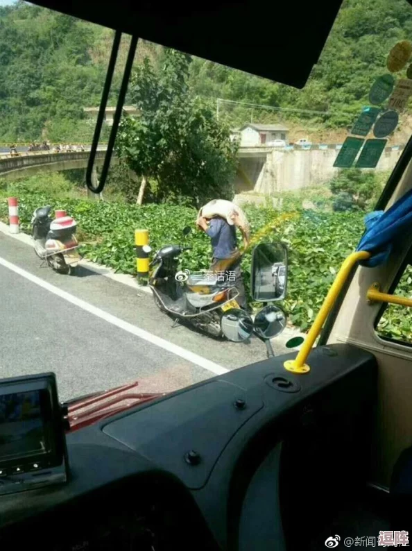 震惊！啊轻点----大巴太粗太长了，竟导致路口拥堵严重，司机无奈求助！