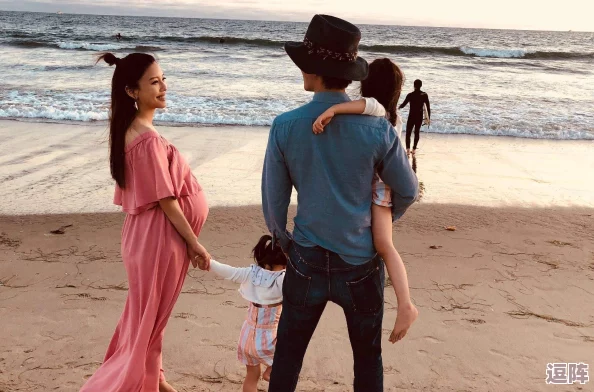 海角披风少年 妈妈本人：传闻她曾是当红偶像，背后故事令人感动，母子情深引发网友热议！