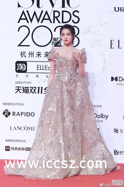 白丝校花 扒开美腿甜美，竟被曝光惊人秘密，校园生活原来隐藏着令人瞠目结舌的真相！