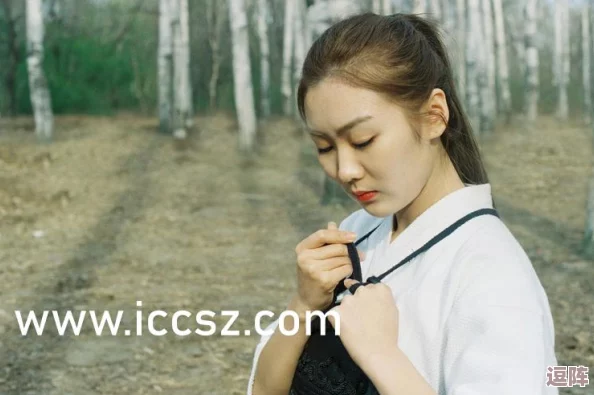 白丝校花 扒开美腿甜美，竟被曝光惊人秘密，校园生活原来隐藏着令人瞠目结舌的真相！