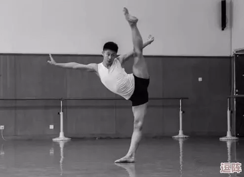 舞蹈女生帮助男生释放压力,意外发现舞蹈竟能治愈心理创伤,效果令人震惊! 舞蹈女生帮助男生释放压力,意外发现舞蹈竟能治愈心理创伤,效果令人震惊!