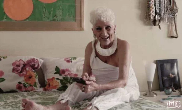 老太性开放bbbbaaa，惊曝她与年轻情人的秘密约会，曝光瞬间引发热议！