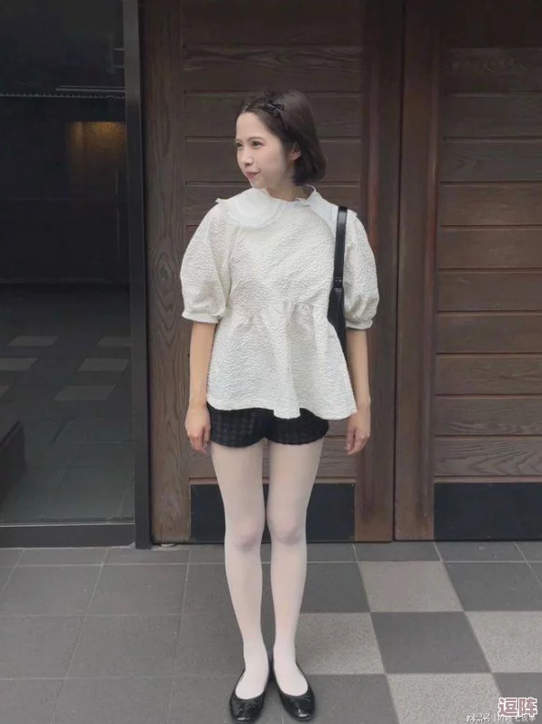 白丝自慰流水：探讨在特定文化背景下，白色丝袜与自我愉悦行为之间的关系及其心理影响