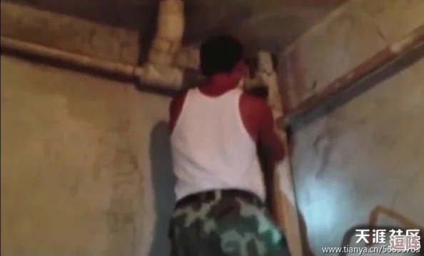 震惊！美女如厕全景沟厕后拍，竟然拍到这样的惊人画面，让人难以置信！