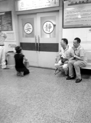 震惊!3分19秒砍人血腥场面曝光,街头惊现惨烈刀杀事件,目击者直言无法直视! 震惊!3分19秒砍人血腥场面曝光,街头惊现惨烈刀杀事件,目击者直言无法直视!